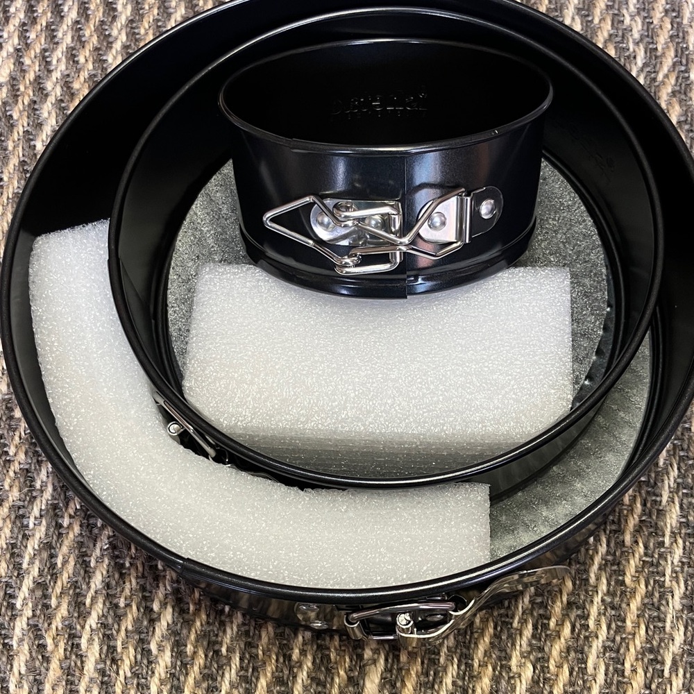 3 Pc Springform Pan Set - 4, 7 & 9 Inch - Picture 6 of 6